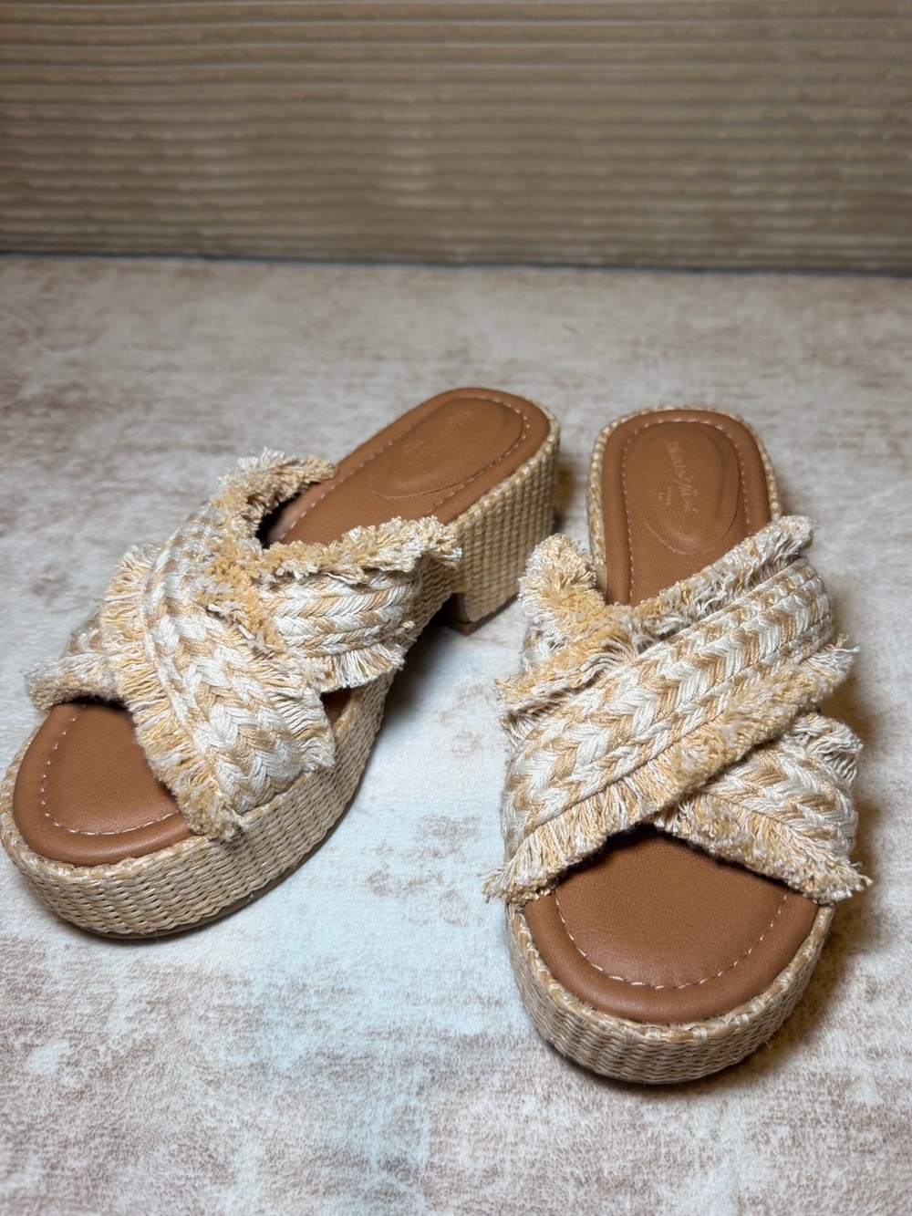 New Universal Thread Frayed Platform Sandals Beige Women’s 7.5